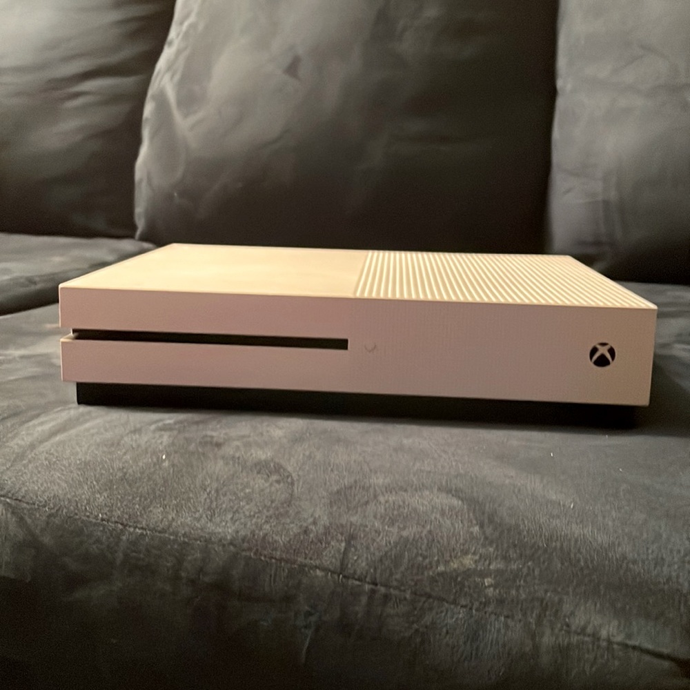 Missing back of controller but everything is ok.